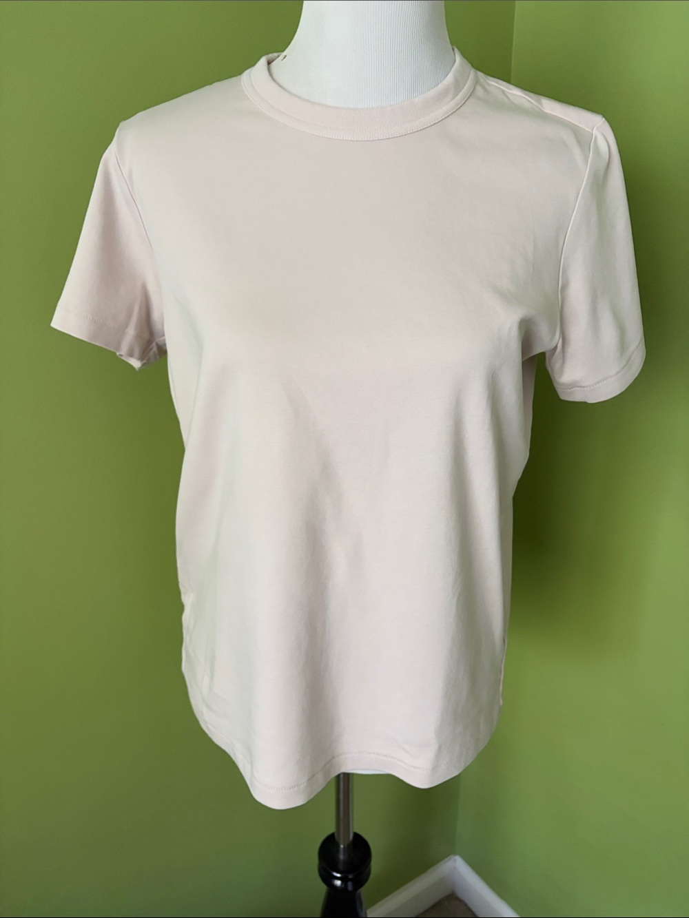 Uniqlo Classic Crew Neck Women's Tee in Soft Cream